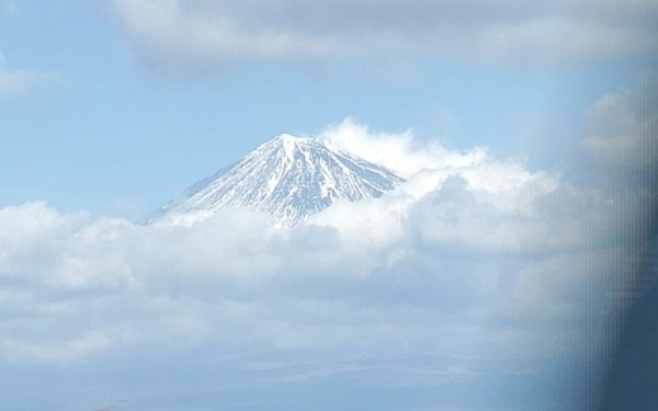 富士山頂の景色を眺めながら